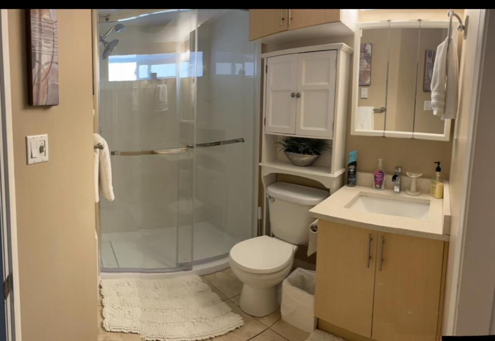 Cozy And Modern 3 Bedroom In Central Location! Виктория Экстерьер фото
