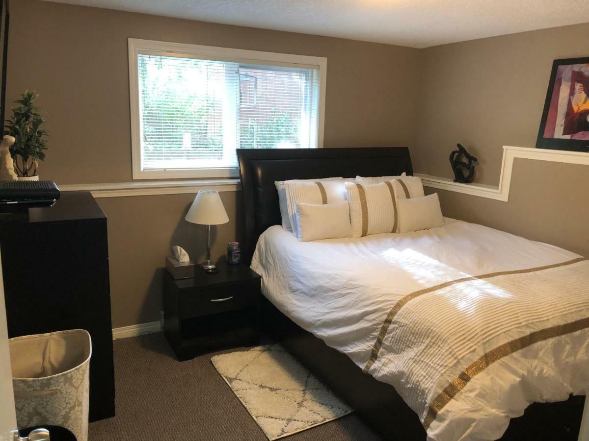 Cozy And Modern 3 Bedroom In Central Location! Виктория Экстерьер фото