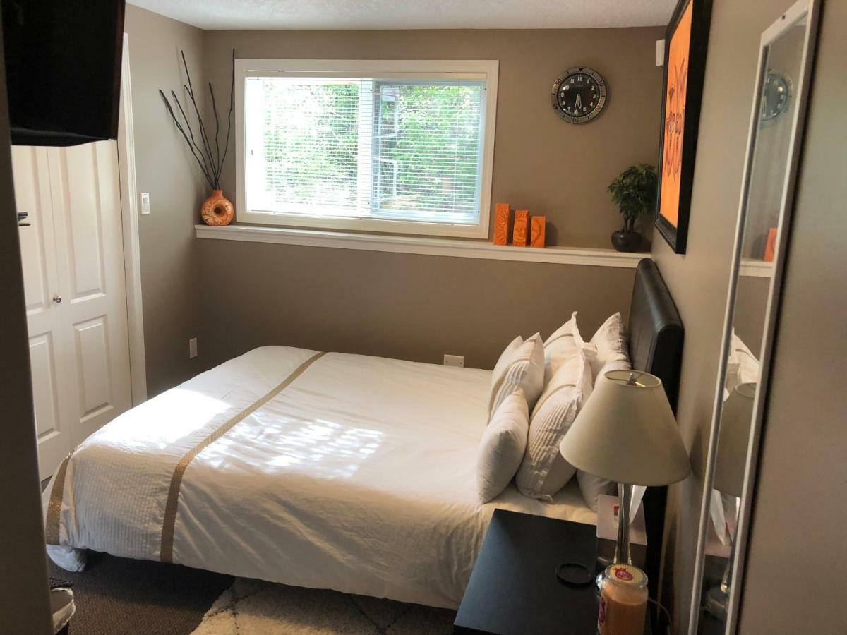Cozy And Modern 3 Bedroom In Central Location! Виктория Экстерьер фото